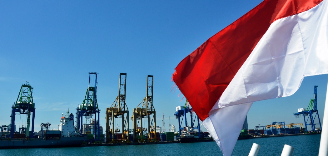 Aktivitas bongkar muat peti kemas di Pelabuhan Sukarno Hatta, Makassar, Sulawesi Selatan, Minggu (8/8/2021). Badan Pusat Statistik mencatat pertumbuhan ekonomi Indonesia pada kuartal II-2021 sebesar 7,07 persen. - ANTARA FOTO/Abriawan Abhe