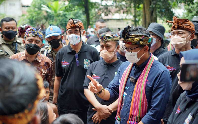  Sandiaga Uno : Traditional Panjat Pinang di Budayakan, Kreatif Paket Wisata, Pariwisata Pulih, Indonesia Bangkit