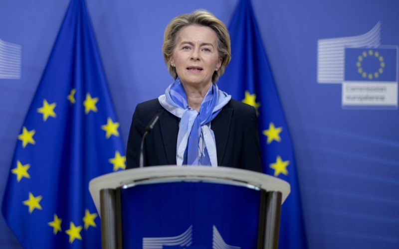 Presiden Komisi Eropa Ursula von der Leyen saat mengadakan konferensi pers di Brussel, Belgia, pada Senin (21/12/2020)./Bloomberg