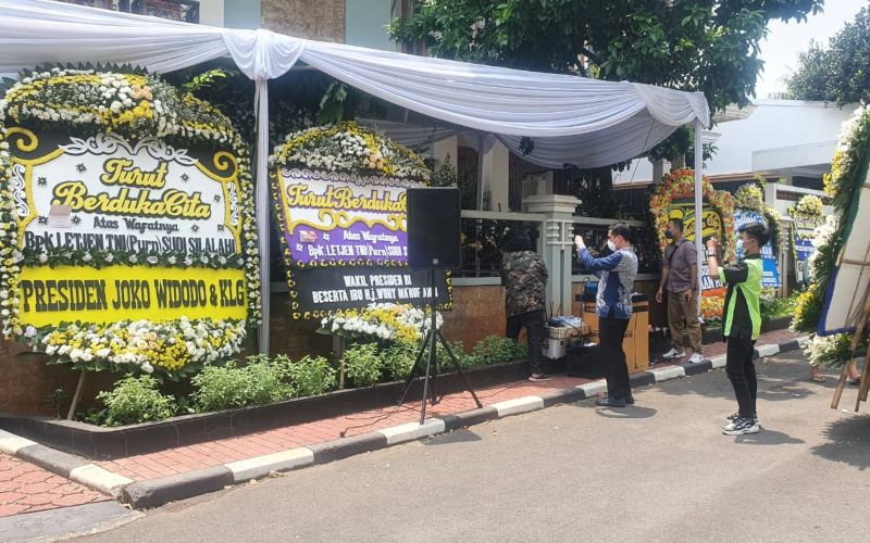  Karangan Bunga Berjejer di Rumah Duka Sudi Silalahi di Bekasi