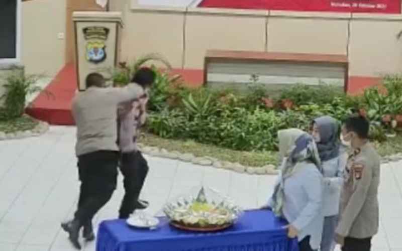Viral video Kapolres Nunukan AKBP Syaiful Anwar melakukan penganiayaan terhadap anak buah karea fotonya tak muncul dalam zoom meeting.