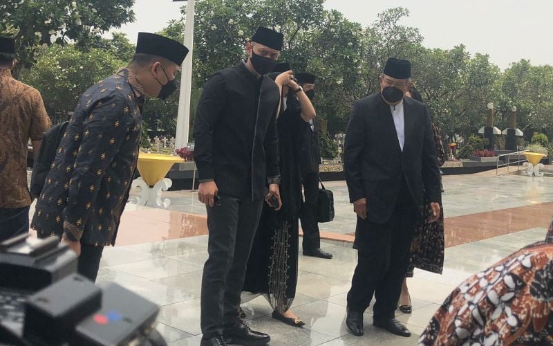 Presiden ke-6 RI Susilo Bambang Yudhoyono dan putranya Agus Harimurti Yudhoyono tiba di Taman Makam Pahlawan Kalibata, Jakarta Selatan untuk menghadiri upacara pemakaman mantan Mensesneg Sudi Silalahi, Selasa (26/10/2021) - JIBI/BISNIS - Aprianus Doni Tolok