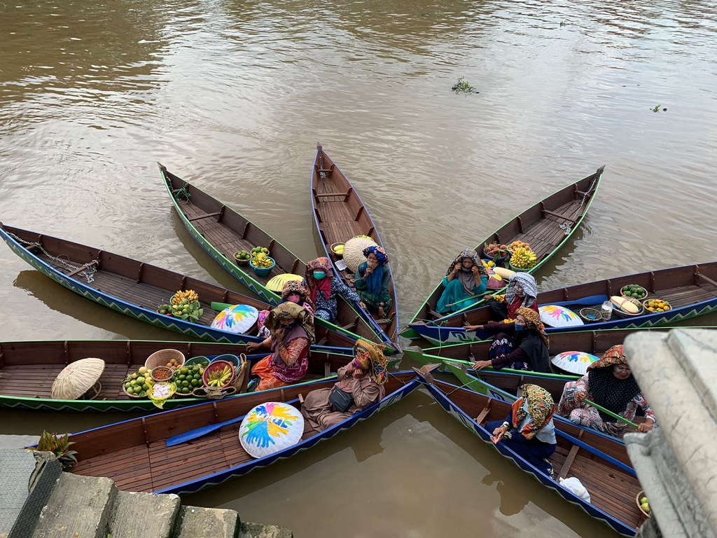  Wisata Pasar Terapung Setiap Hari, Angkasa Pura I Serahkan Perahu Jukung