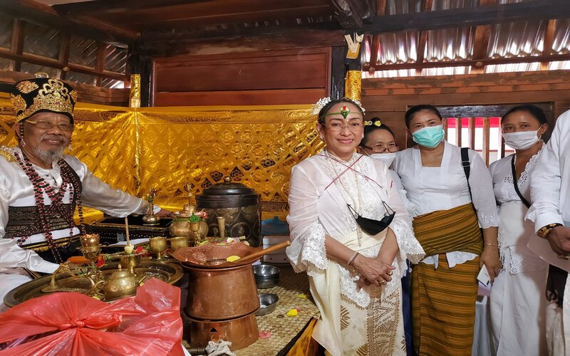 Putri Presiden Soekarno Sukmawati Soekarnoputri menuntaskan ritual Sudi Wadani di Buleleng, Bali, Selasa (26/10/2021).