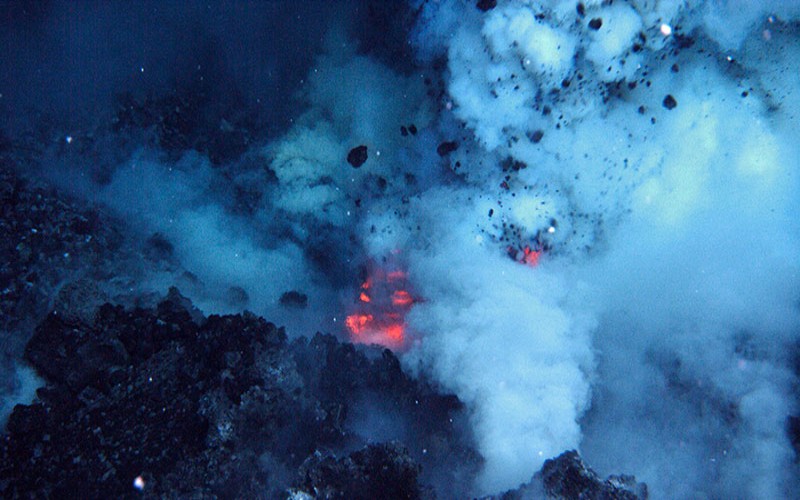  Letusan Bawah Laut Terbesar di Dunia Ciptakan Gunung Berapi Raksasa