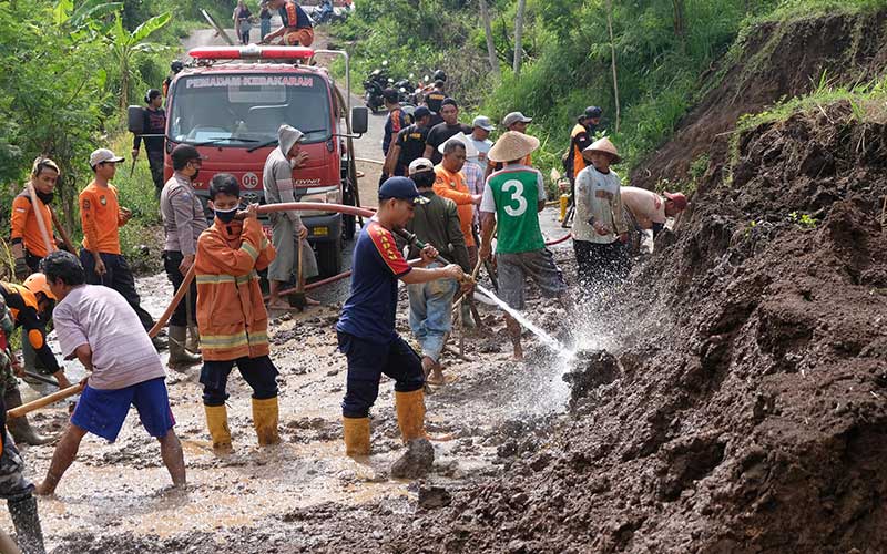  Jalan Antar Kabupaten Magelang dan Temanggung Tertutup Tanah Longsor