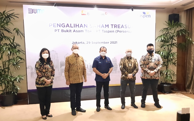 Jajaran Direksi PT Bukit Asam Tbk., PT Taspen (Persero), dan MIND ID dalam publikasi pengalihan saham treasuri PT Bukit Asam Tbk dan PT Taspen, di Jakarta, Rabu (29/9/2021).