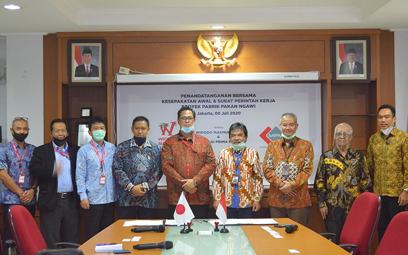 Manajemen Widodo Makmur Perkasa Holding dan Manajemen Fuji Electric berpose usai meneken kesepakatan awla kerja sama pembangunan pabrik pakan Ngawi di Jakarta, (8/7/2020)./widodomakmur