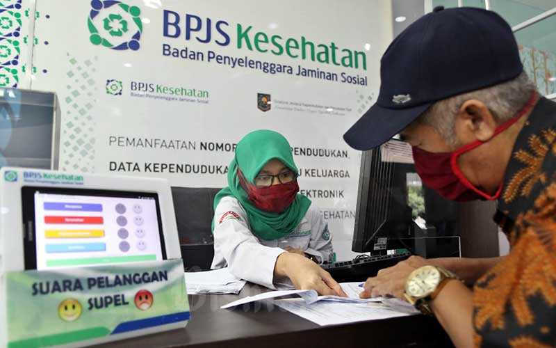 Pegawai melayani peserta BPJS Kesehatan di Jakarta, Senin (13/7/2020). Bisnis/Eusebio Chrysnamurti