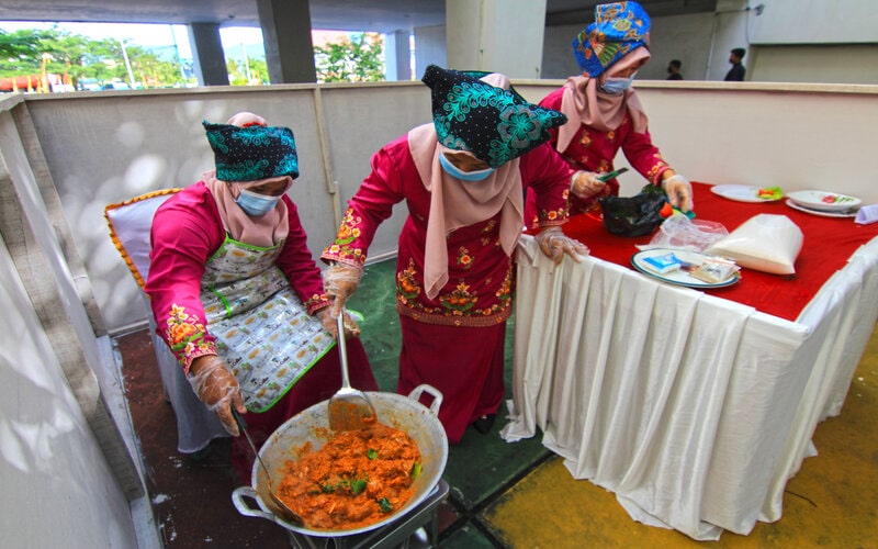 Antusiasme peserta Festival Rang Mudo Marandang saat memasak rendang yang diselenggarakan di Balai Kota Padang, Sumatra Barat, Kamis (28/10/2021)./Bisnis-Noli Hendra