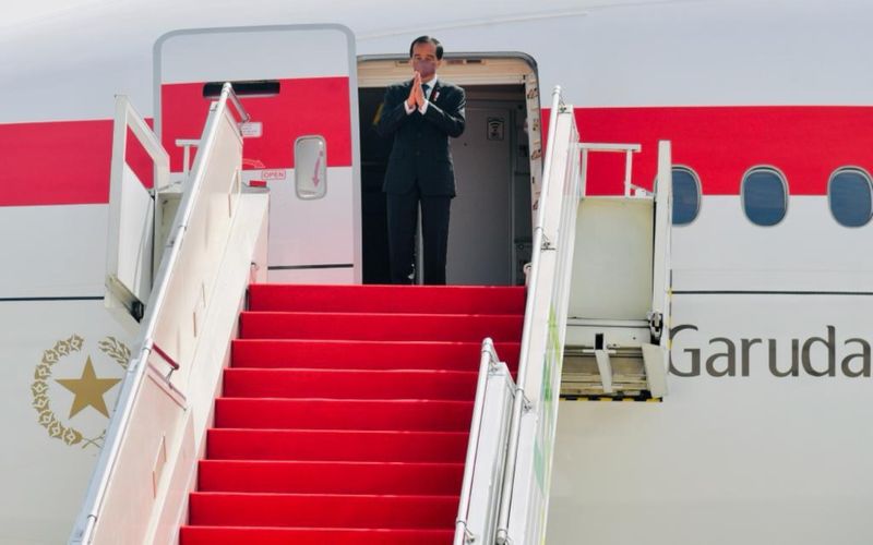 Presiden Jokowi bertolak menuju Roma, Italia, dari Bandara Internasional Soekarno-Hatta, Tangerang, Banten, Jumat (29/10/2021) pagi - BPMI Setpres/Laily Rachev