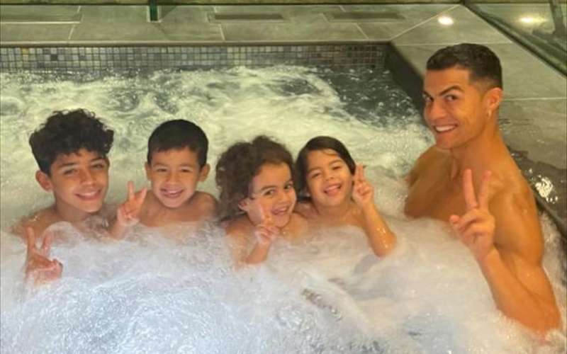  Cristiano Ronaldo dan Georgina Rodriguez Umumkan Akan Memiliki Anak Kembar Lagi 