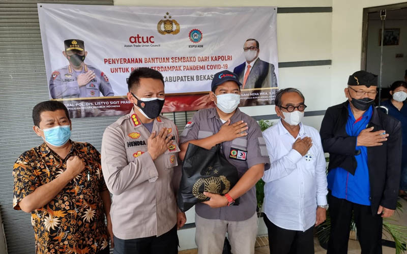  Polri Bagi-Bagi 10.000 Paket Sembako untuk Buruh