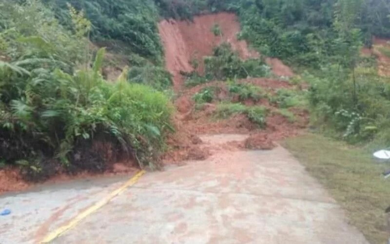  Longsor Tutup Jalan Nasional Mamuju-Mamasa Sulawesi Barat