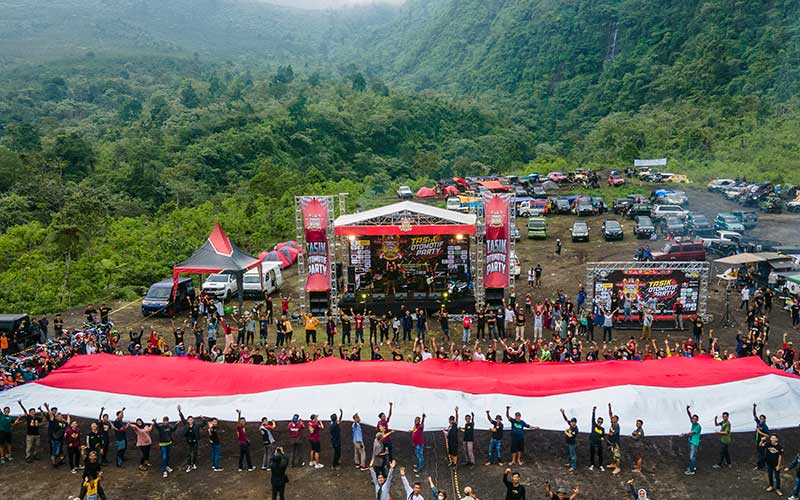  Sambut Hari Sumpah Pemuda, Pegiat Lingkungan di Jawa Barat Bentangkan Bendera Merah Putih Raksasa