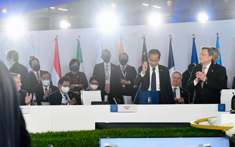 Presiden Joko Widodo (Jokowi) menerima Presidensi G20 secara simbolis dari PM Italia pada Penutupan KTT G20 Roma, Minggu (31/10/2021) - BPMI Setpres/Laily Rachev
