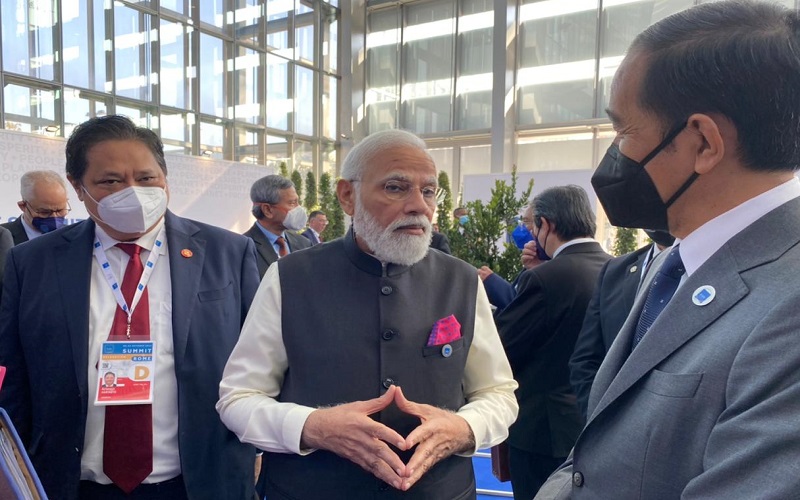 Menko Perekonomian Airlangga Hartarto (kiri), Perdana Menteri India Narendra Modi (tengah), dan Presiden Joko Widodo (kanan) di sela-sela pertemuan KTT G20 di Roma, Italia/Istimewa 