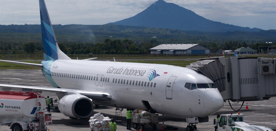 Pekerja menurunkan muatan kargo dari pesawat Garuda Indonesia dengan nomor penerbangan GA 143 setibanya di Bandara Internasional Sultan Iskandar Muda (SIM) Blang Bintang, Kabupaten Aceh Besar, Aceh, Rabu (2/9/2020)./ANTARA FOTO-Ampelsa