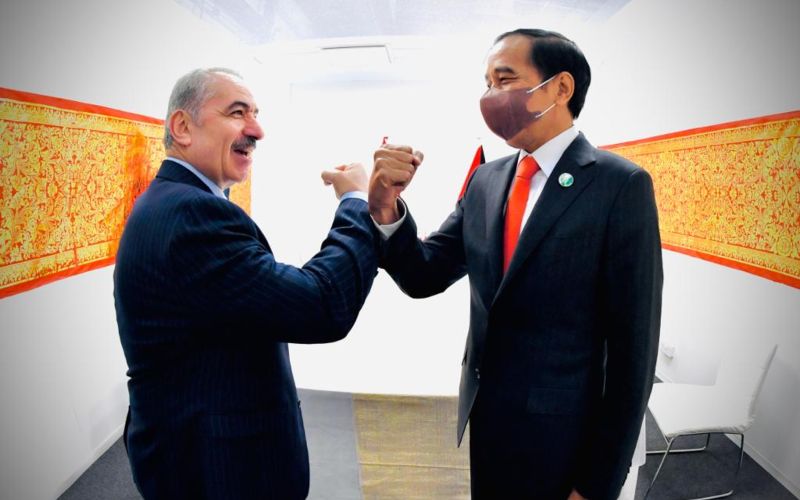 Presiden Joko Widodo (Jokowi) melakukan pertemuan bilateral dengan PM Palestina Mohammad Ibrahim Shtayyeh, di sela-sela KTT Pemimpin Dunia COP26, di Scottish Event Campus, Glasgow, Skotlandia, Senin (1/11/2021) -BPMI Setpres/Laily Rachev.