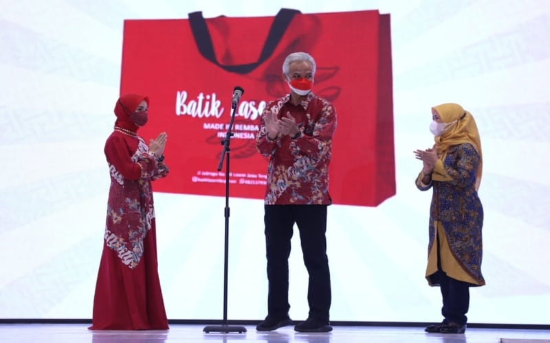 Gubernur Jateng Ganjar Pranowo didampingi Ketua Dekranasda Jateng Siti Atikoh (kiri) dan Ketua Dekranasda Rembang Hasiroh saat membuka acara Rembang Fashion Parade 2021, Selasa, (2/10/2021). Foto: Istimewa