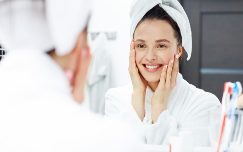 Ilustrasi perempuan mengaplikasikan perawatan wajah (skincare) saat pagi dan malam hari/Freepik.com
