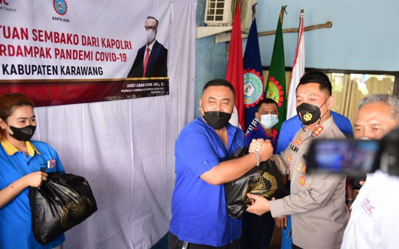  Polri Salurkan Ribuan Paket Sembako ke 18 Kawasan Buruh