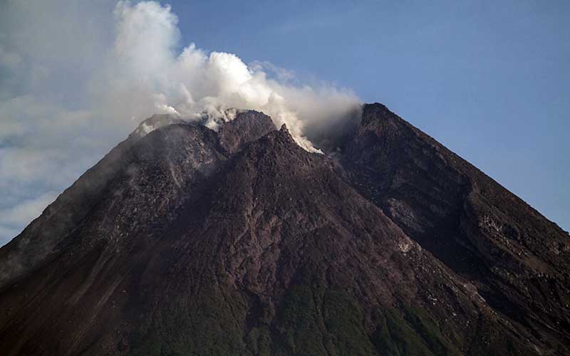  BPPTKG Yogyakarta Lakukan Pengamatan Perubahan Kubah Lava Gunung Merapi