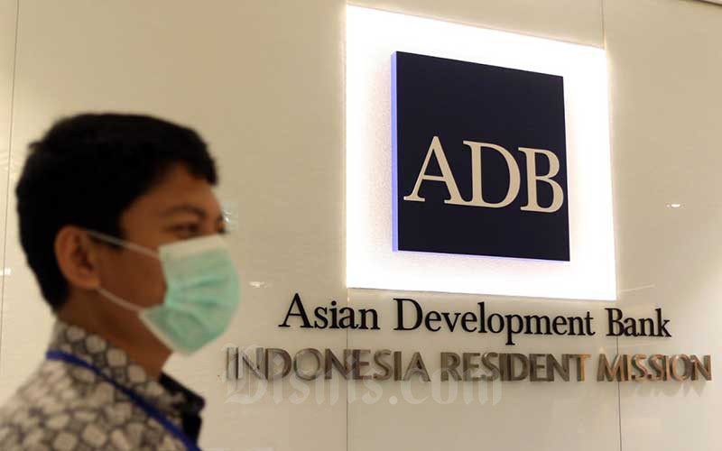 Karyawan berada di dekat logo Asian Development Bank Indonesia di Jakarta, Rabu (8/4/2020). Bisnis/Eusebio Chrysnamurti