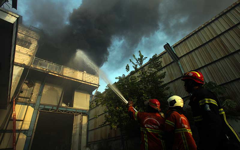  Pabrik Manekin di Surabaya Ludes Terbakar