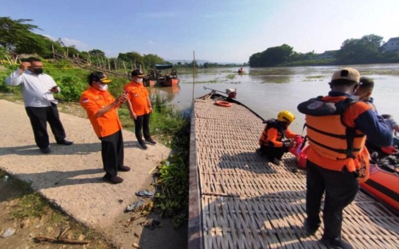  Pencarian Korban Perahu Terbalik di Bengawan Solo, Drone Dikerahkan