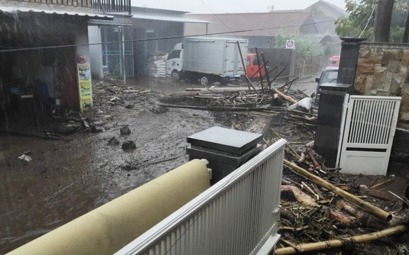  Banjir Bandang Terjang Kota Batu, Mobil Hanyut, Rumah Rusak