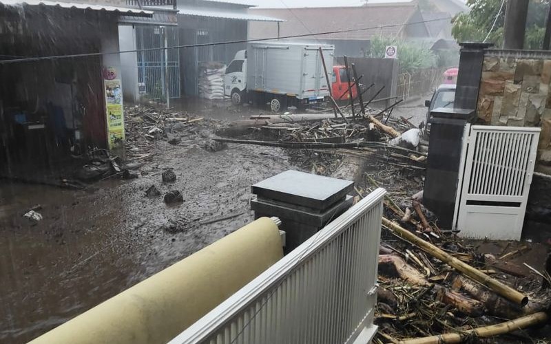  Banjir Bandang Terjang Kota Batu, Jatim. Ini Penampakannya