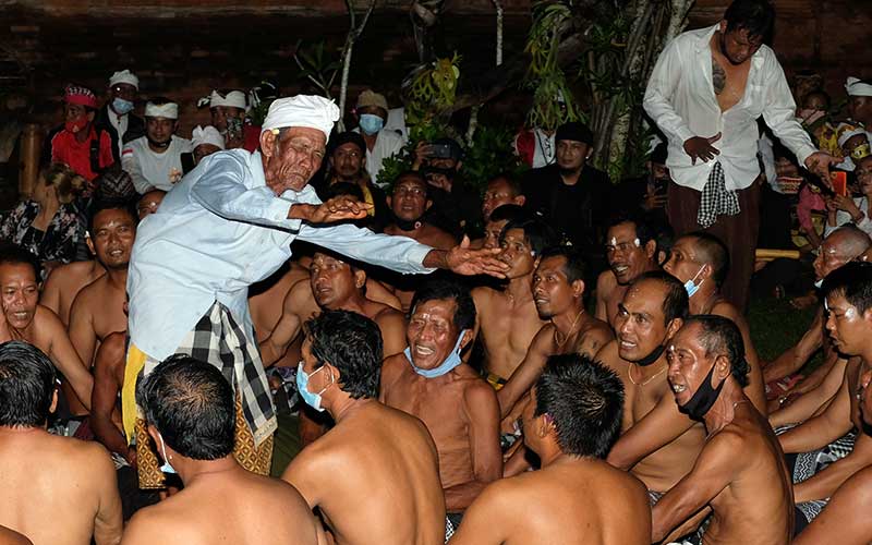  Umat Hindu Mementaskan Tarian Sang Hyang Jaran Dalam Keadaan Kesurupan