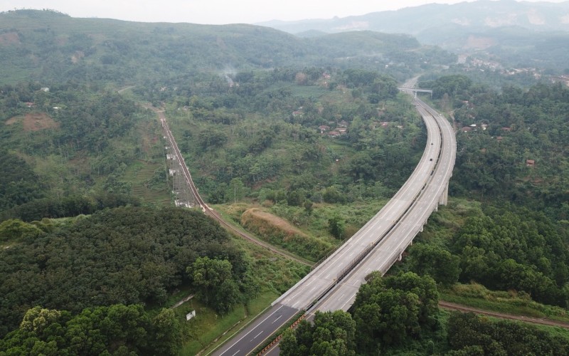 Salah satu jembatan bentang panjang di jalan tol Cipularang, Jawa Barat. Jalan tol yang beroperasi sejak 2005 itu menjadi akses penting bagi konektivitas Jakarta-Bandung./Jasa Marga 