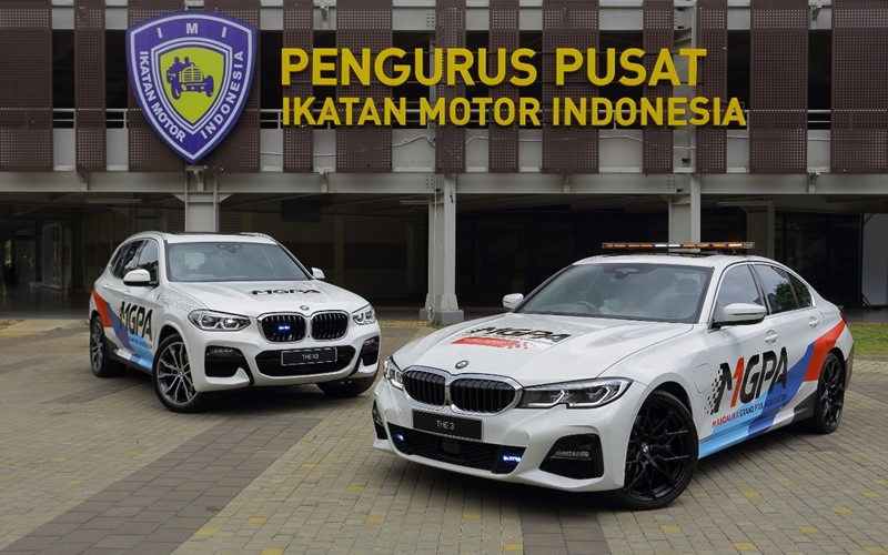 BMW 330e M Sport dan BMW X3 xDrive30e yang akan dijadikan Official Mobility Partner pada gelaran Idemitsu Asia Talent Cup (IATC) dan World Superbike (WSBK)./Istimewa