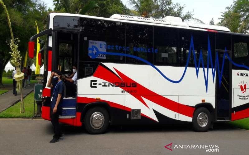 Prototipe bus listrik produksi PT INKA meramaikan pameran kendaraan listrik di Taman Wisata Candi Borobudur, Kabupaten Magelang, Selasa (6/11/2021)./ANTARA-Heru Suyitno