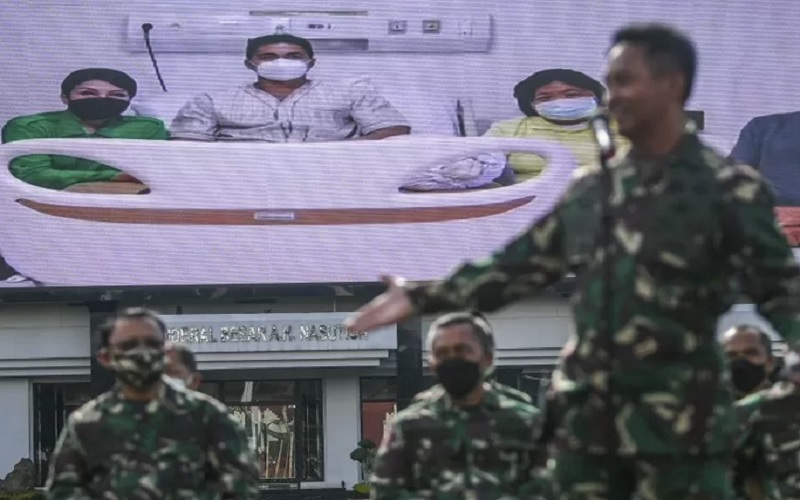 Kepala Staf Angkatan Darat (Kasad) Jenderal TNI Andika Perkasa (tengah) memperkenalkan Serda Aprilia Manganang via videotron di Markas Besar TNI Angkatan Darat (Mabes AD), Jakarta, Selasa (9/3/2021)./Antara
