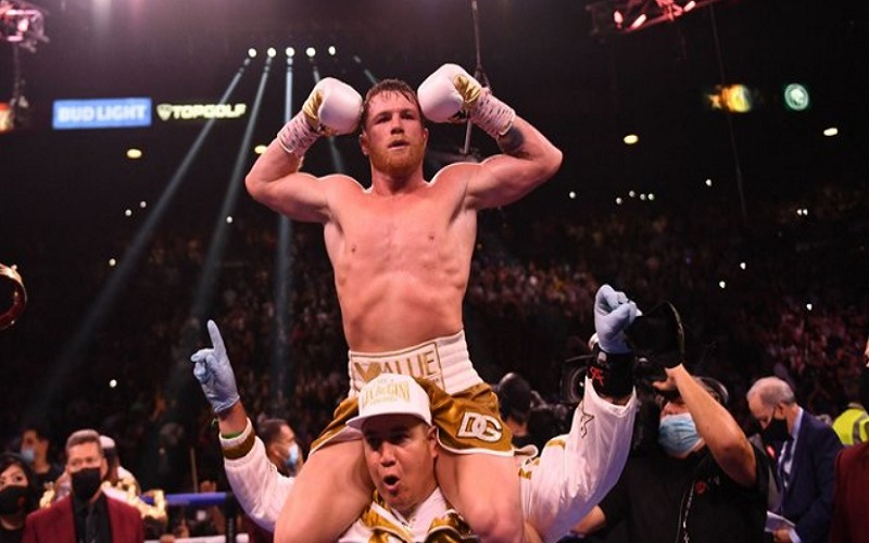  Canelo Alvarez Pukul TKO Caleb Plant, Jadi Juara Sejati Kelas Menengah Super