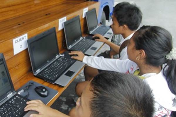 Ilustrasi : Sejumlah anak sedang mengakses situs melalui jaringan internet./Antara