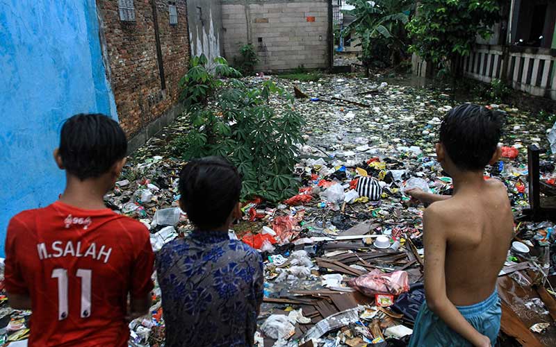  Tumpukan Sampah di Aliran Sungai Membuat Kawasan Citayam Banjir