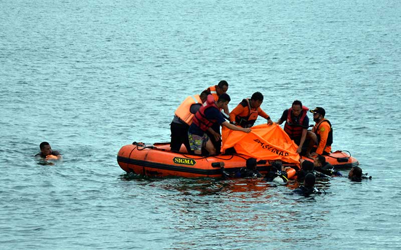  Tim SAR Mengevakuasi Korban Yang Tenggelam di Pantai Barombong Makassar