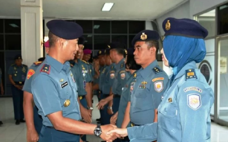 Laksama Pertama TNI Tedjo Sukmono (kiri), saat itu masih menjabata Komandan Lantamal V, memberi ucapan selamat kepada perwira di sela upacara kenaikan pangkat di Mako Lantamal V Surabaya, Selasa (1/10/2019)/Antara