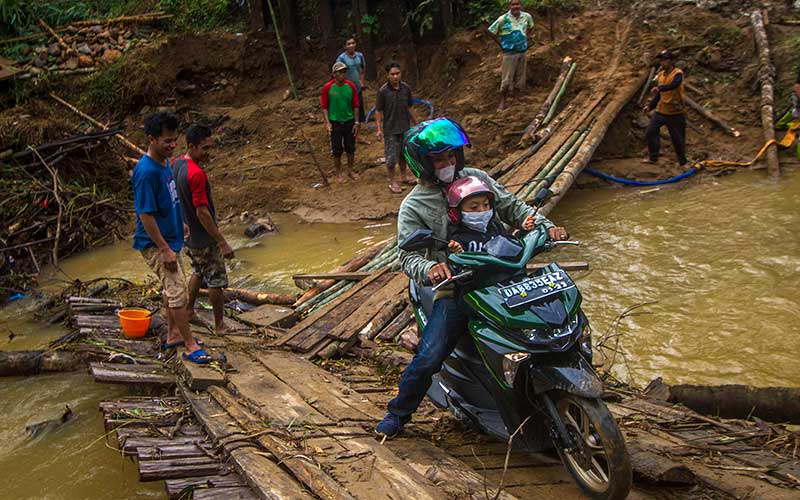  Jembatan Antar Desa di Kalimantan Selatan Ambruk, Warga Terpaksa Bangun Jembatan Darurat