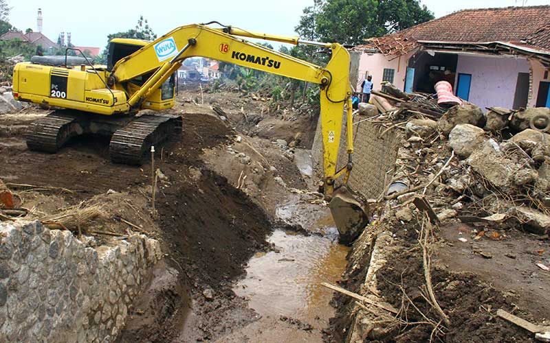  TNI, Polri dan Relawan Bantu Warga Bersihkan Lumpur Akibat Banjir Bandang di Batu Jawa Timur