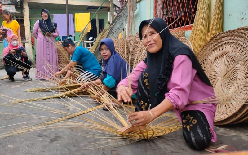  Dari Usaha Lidi Nipah, Nasabah BTPN Syariah Ini Bisa Beli Kebun Sawit