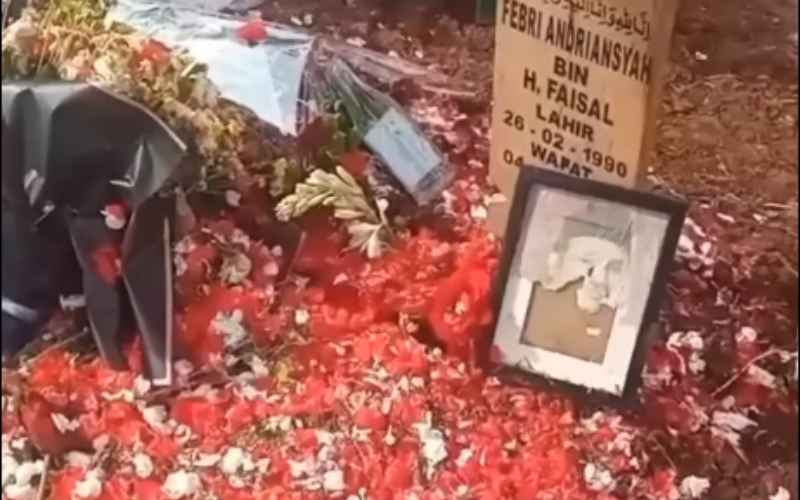  TPU Digembok karena Makam sang Anak Rusak, Ayah Bibi Ardiansyah Berdoa di Luar Makam