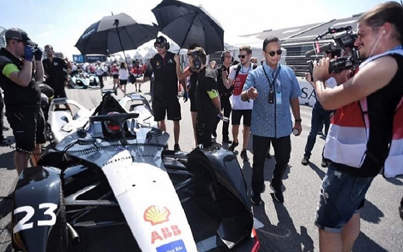 Gubernur DKI Jakarta Anies Baswedan (kanan batik biru) melihat mobil listrik di lintasan balap Formula E di Brooklyn, New York, Amerika Serikat. ANTARA/HO-Instagram/@aniesbaswedan