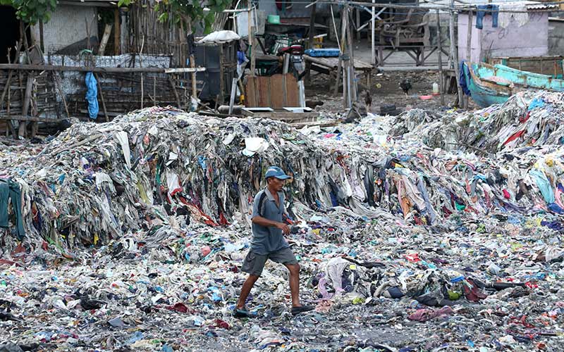  Sampah Plastik dan Tekstil Menumpuk di Pantai Banyuwangi