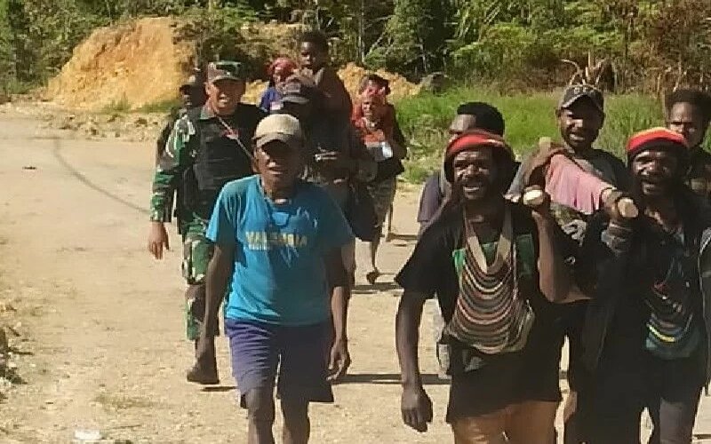 Prajurit TNI bersama warga mengevakuasi warga yang terluka tembak dari Kampung Mamba, Kabupaten Intan Jaya, Papua, Rabu (10/11)./Antara-Dok Dandim 1705-Nabire.