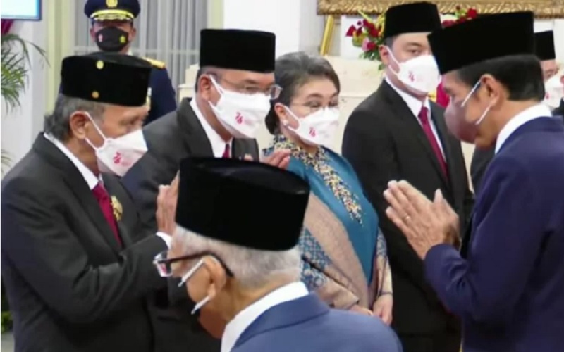 Presiden Joko Widodo memberi ucapan selamat kepada para ahli waris pahlawan nasional di Istana Negara Jakarta, Rabu (10/11/2021)./Antararn